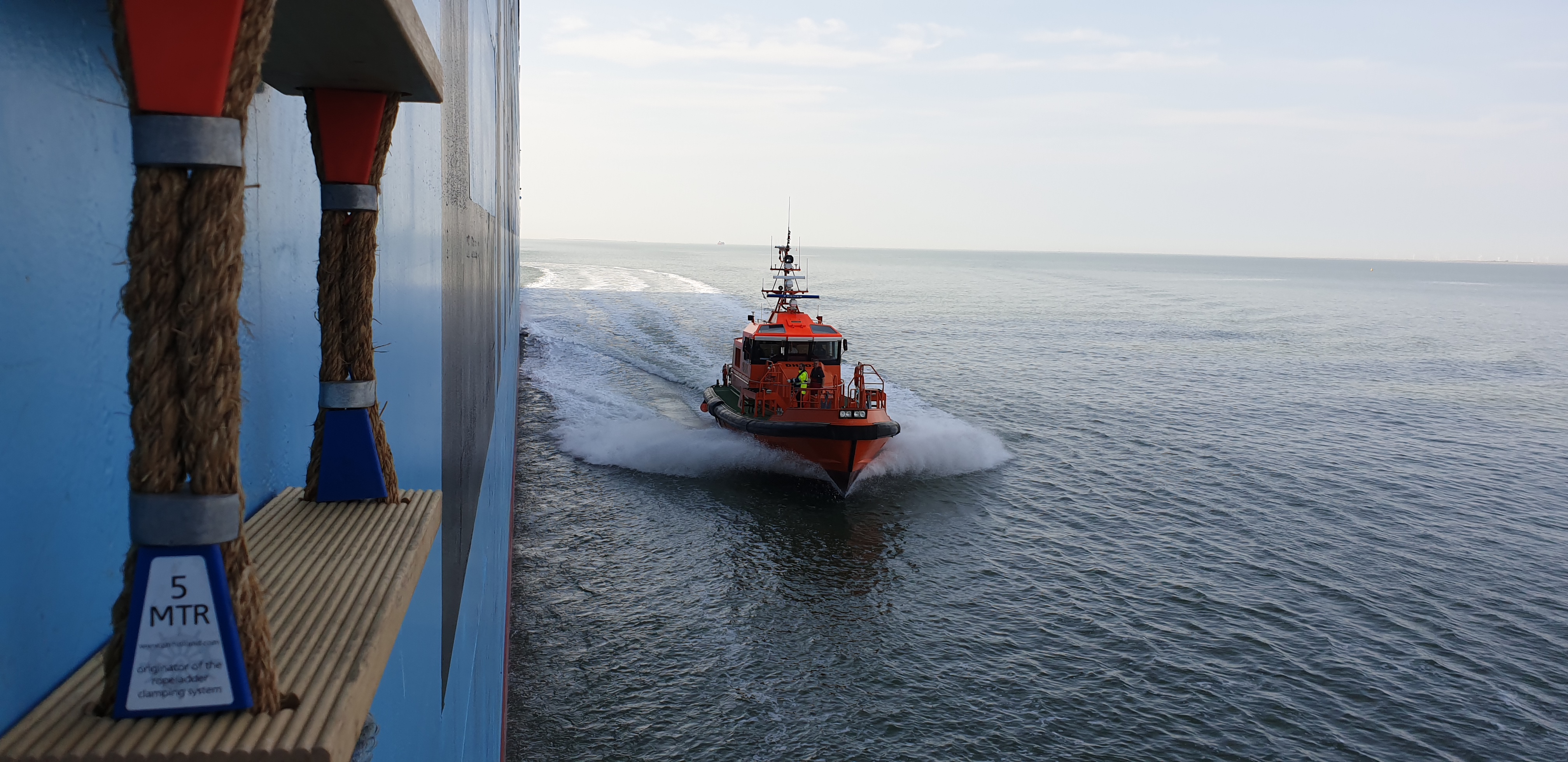 pilot boat  Approching Willheimshafen.jpg